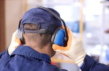 En TodOído recomendamos usar productos de protección auditiva en el trabajo a si se superan los 85dB. En este artículo te mostramos los trabajos más ruidosos y el nivel de dB que alcanzan.