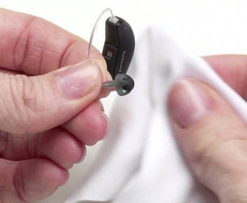 En este post explicaremos cómo limpiar audífonos correctamente. Cada tipo de audífono tienen un proceso diferente de limpieza. ➡️ Sigue leyendo para conocer el protocolo de limpieza de cada uno...